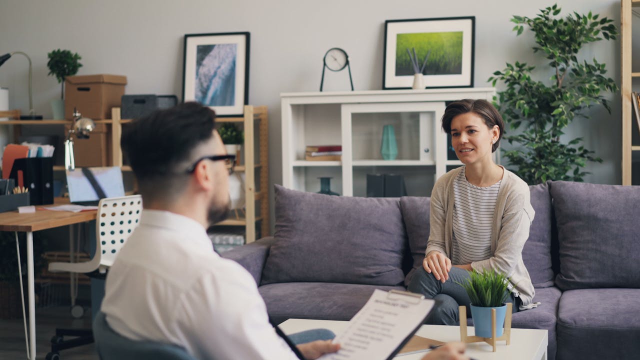 Couple consulting during a de facto property settlement matter